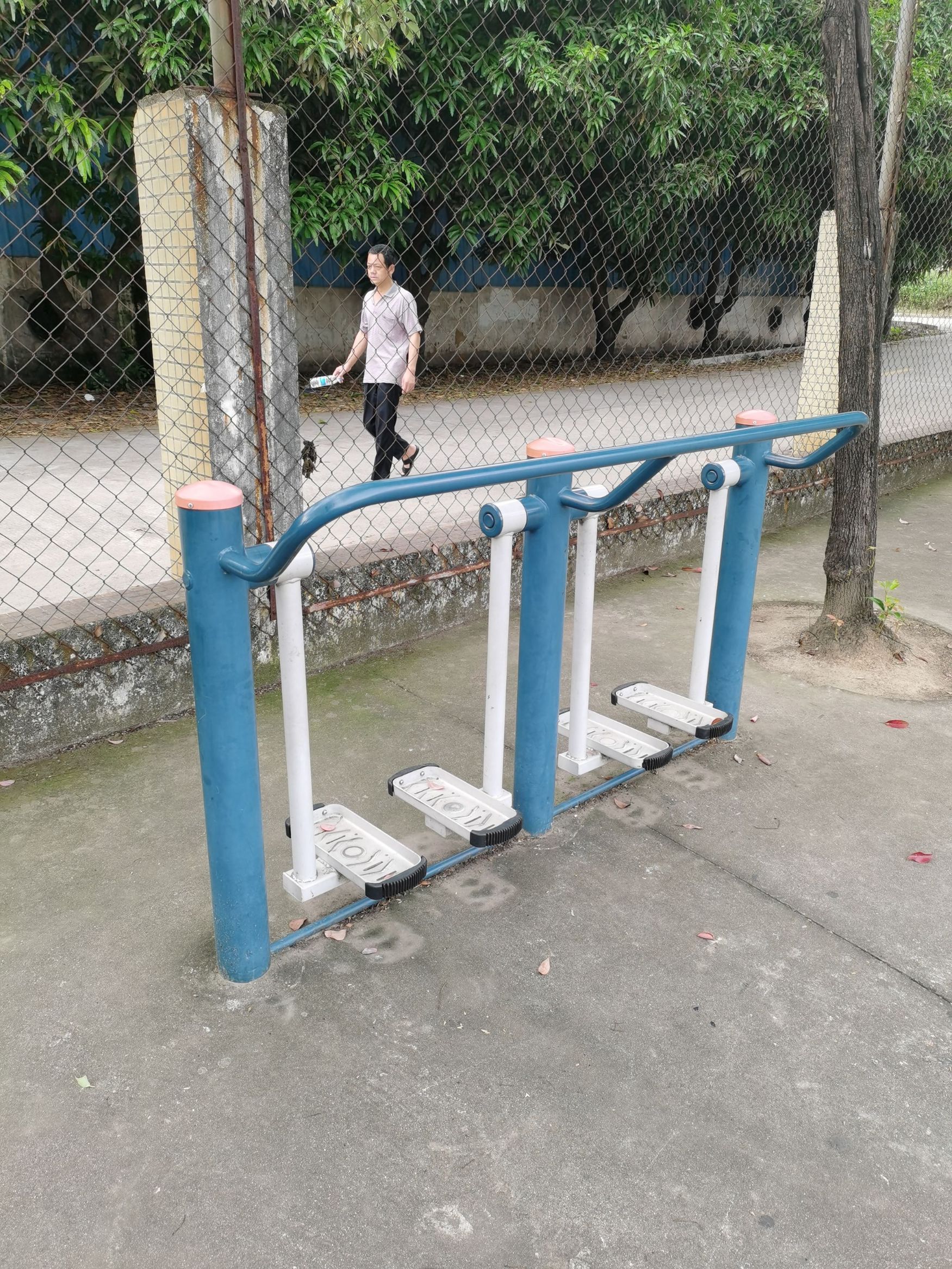 结民乌沙球场(图1)