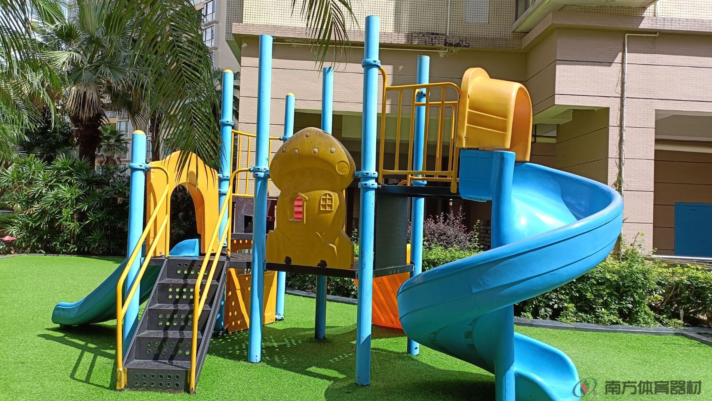 御龙山庄13栋2单元楼下旁边(图1)