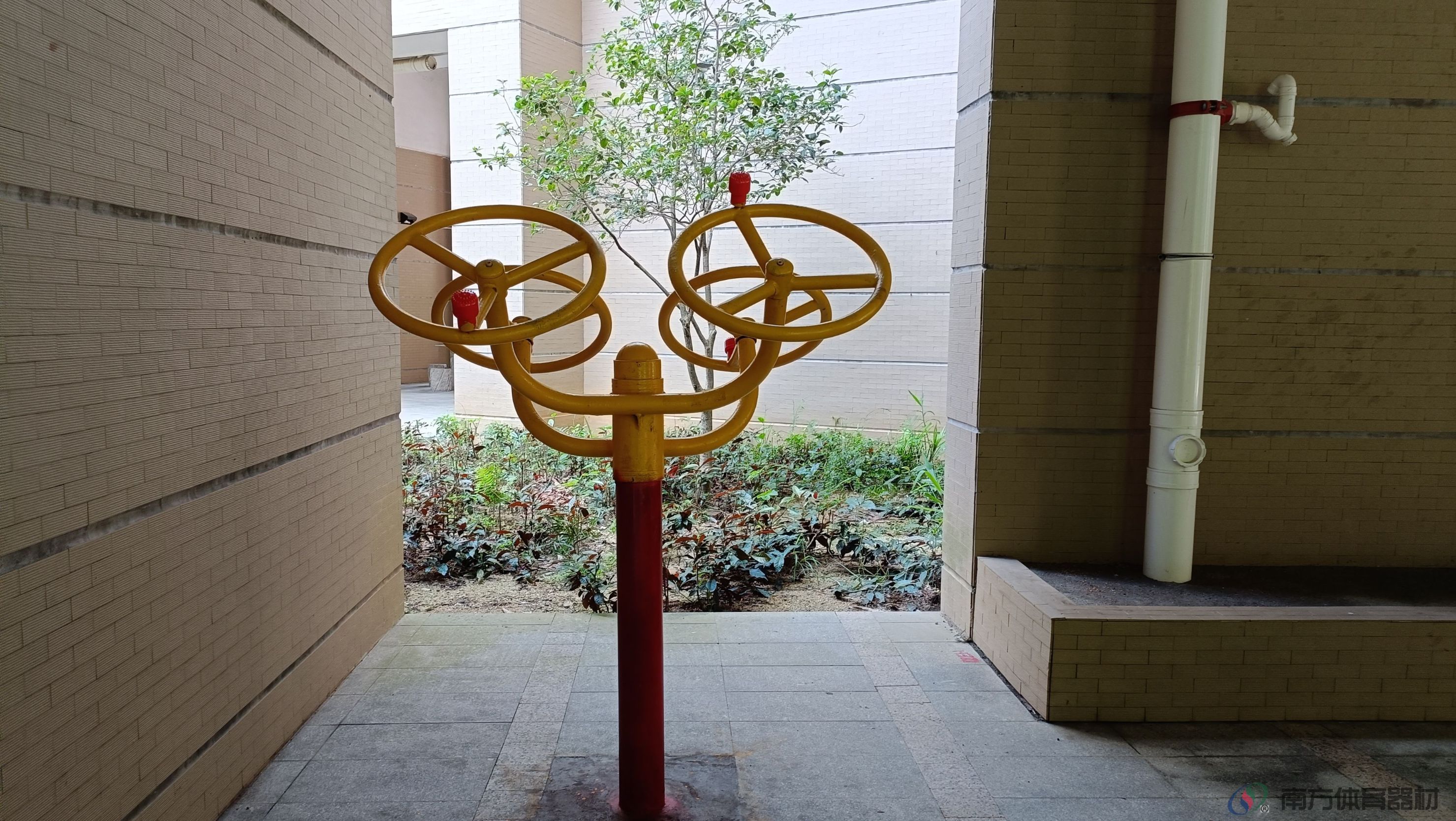 御龙山庄1栋3单元楼下架空层(图3) 御龙山庄1栋3单元楼下架空层(图3)