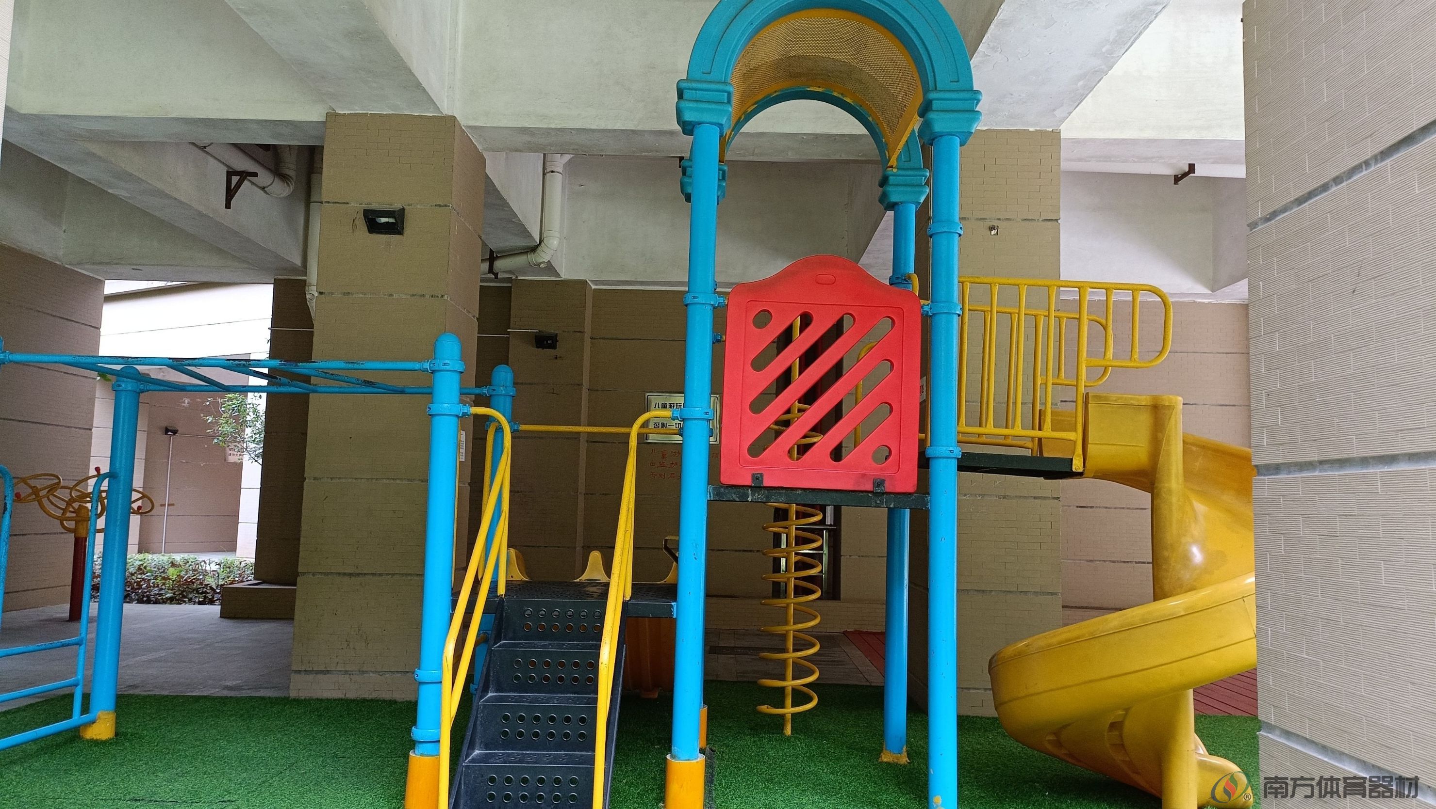 御龙山庄1栋3单元楼下架空层(图4) 御龙山庄1栋3单元楼下架空层(图4)