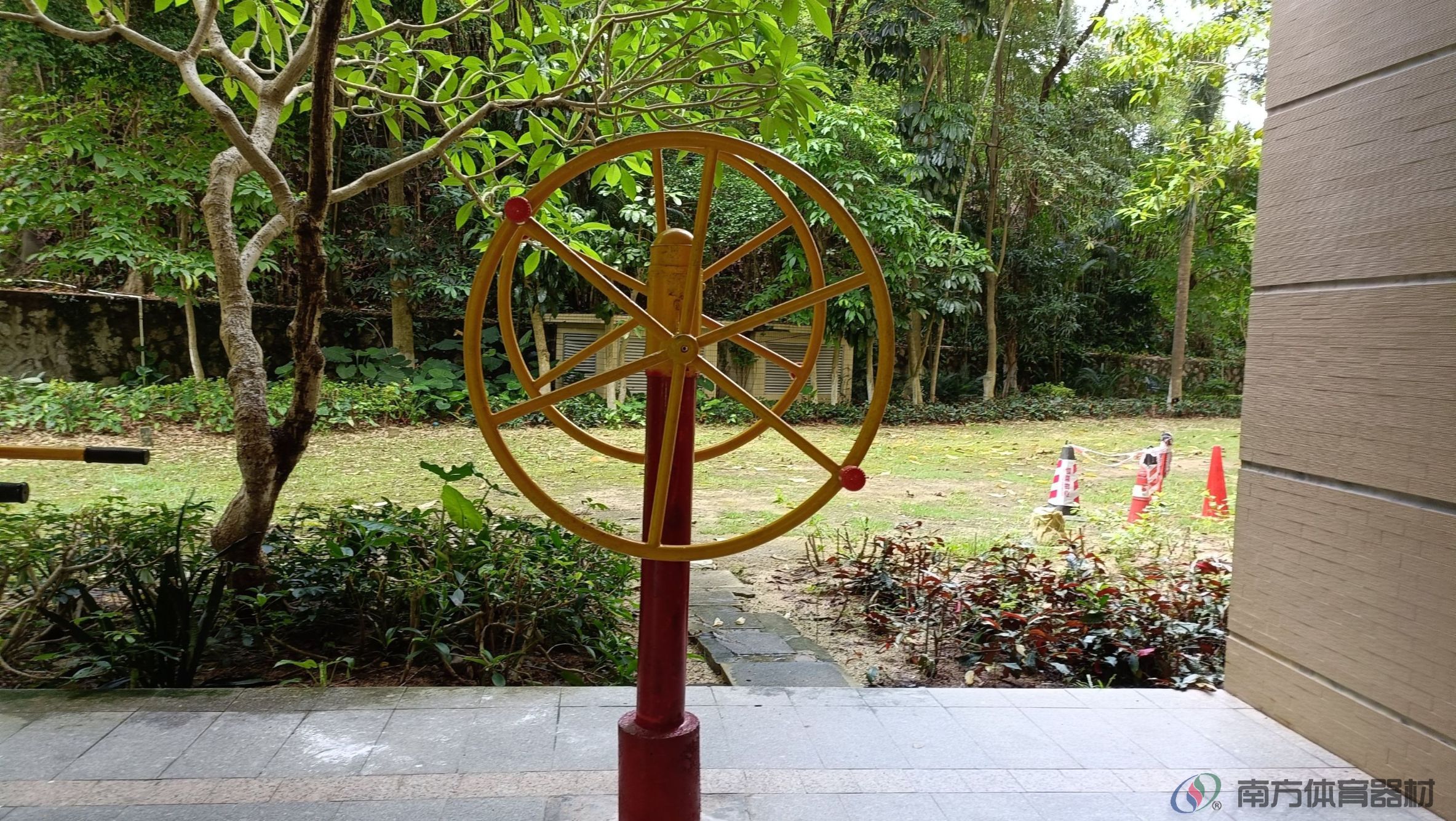 御龙山庄1栋3单元楼下架空层(图2) 御龙山庄1栋3单元楼下架空层(图2)