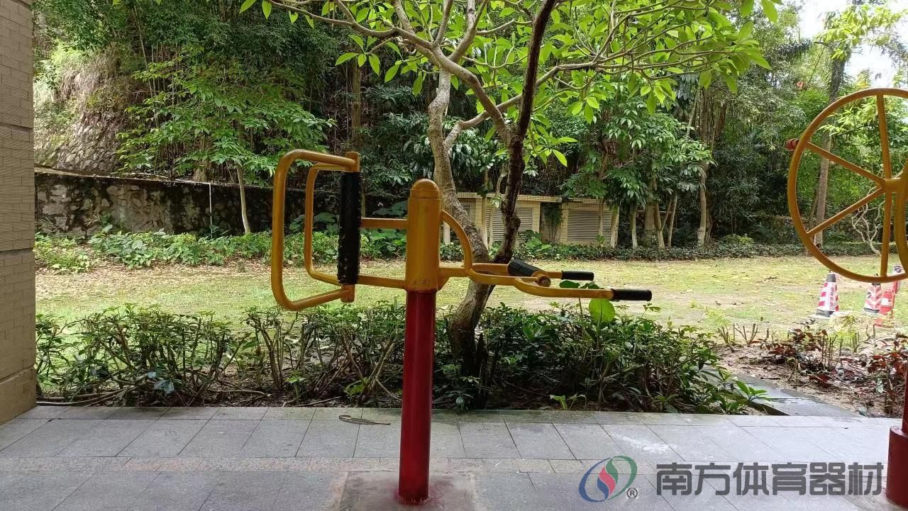 御龙山庄1栋3单元楼下架空层(图5) 御龙山庄1栋3单元楼下架空层(图5)