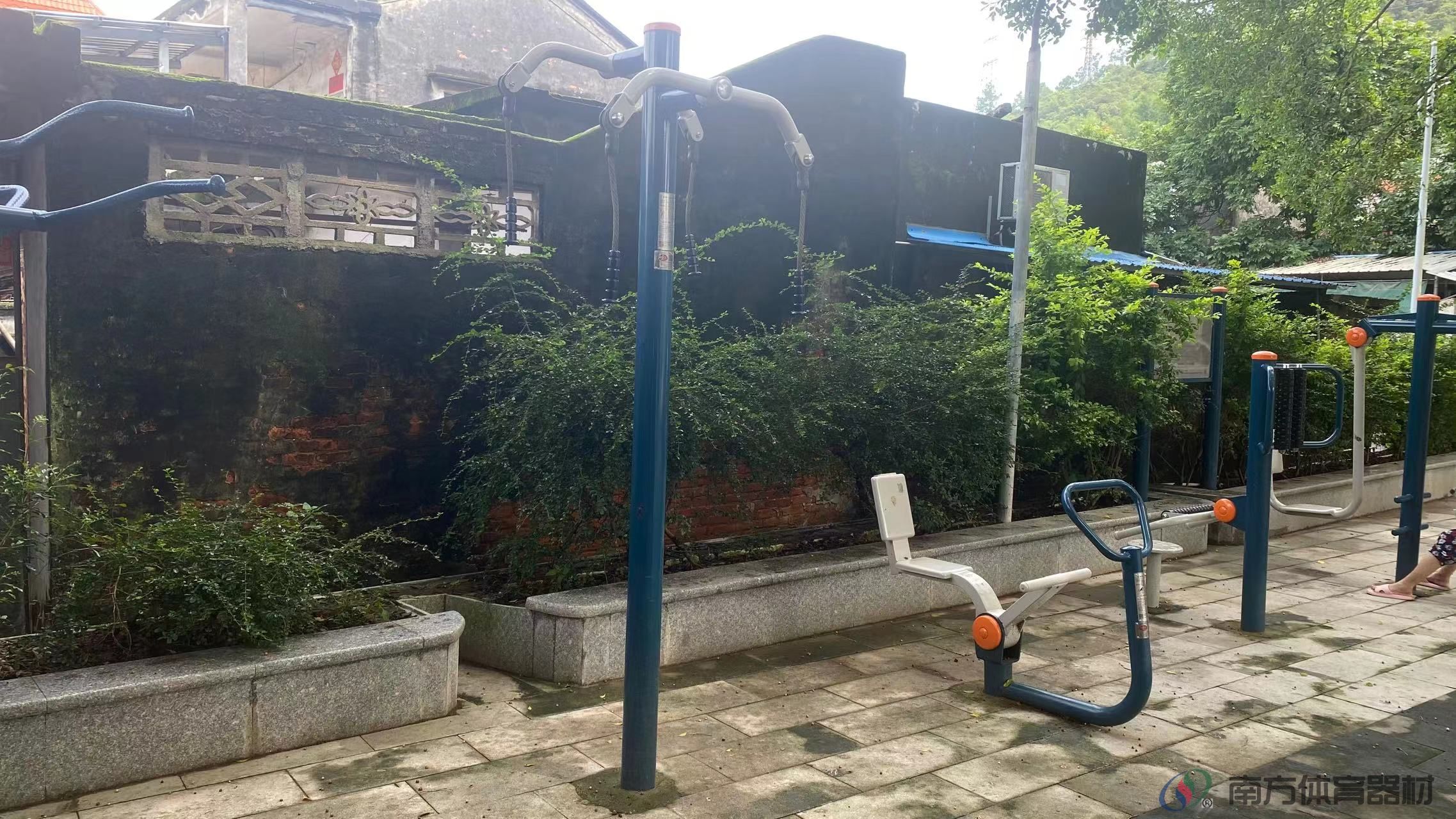 盖山村篮球场旁(图7) 盖山村篮球场旁(图7)