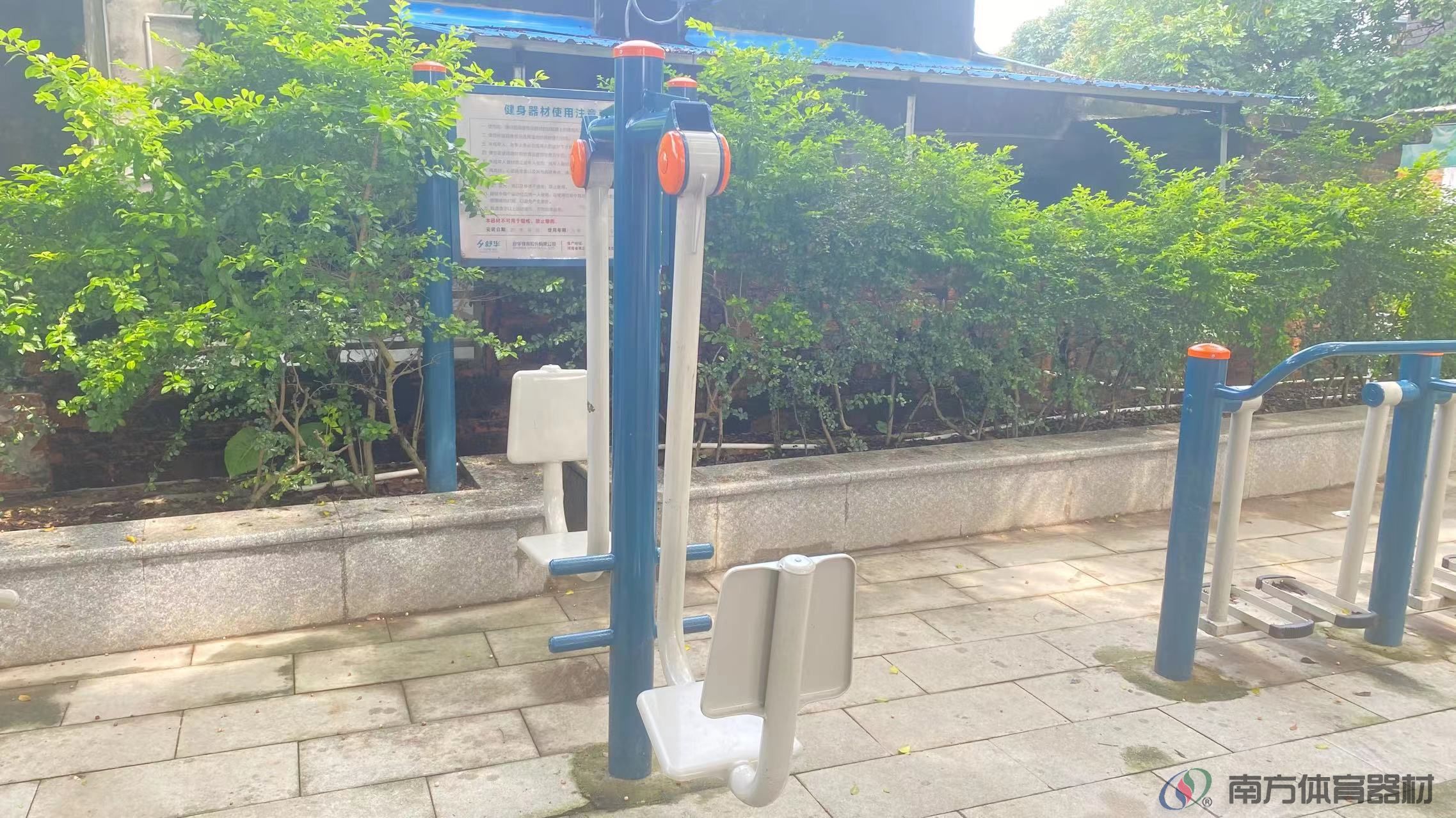 盖山村篮球场旁(图9) 盖山村篮球场旁(图9)