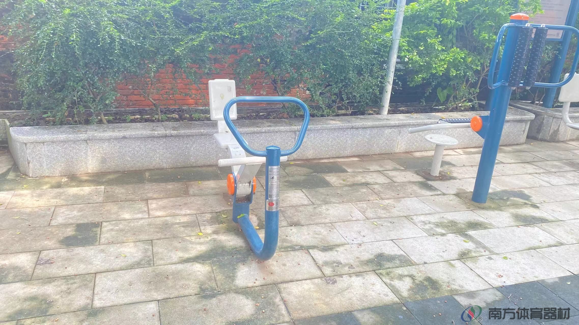 盖山村篮球场旁(图13) 盖山村篮球场旁(图13)